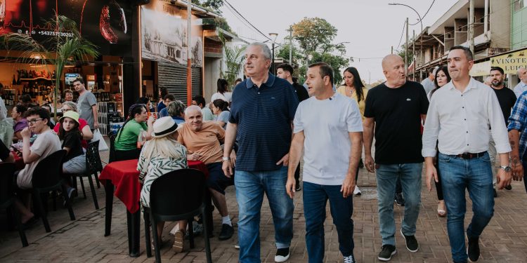 Herrera Ahuad supervisó el avance de obras para el comercio y el deporte en la ciudad de Las Cataratas