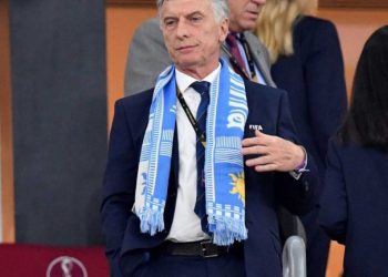 Mauricio Macri sortea su «bufanda de la suerte» que usó durante el Mundial Qatar 2022