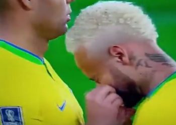 Antidoping de la Fifa a Neymar por haber inhalado una sustancia en pleno partido