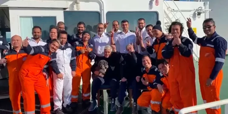 Rescataron a dos hombres tras sobrevivir 10 días a la deriva en el Océano Atlántico