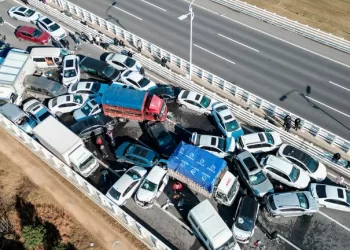 China: un choque múltiple en un puente  dejó un muerto y más de 200 vehículos atascados bajo una intensa niebla