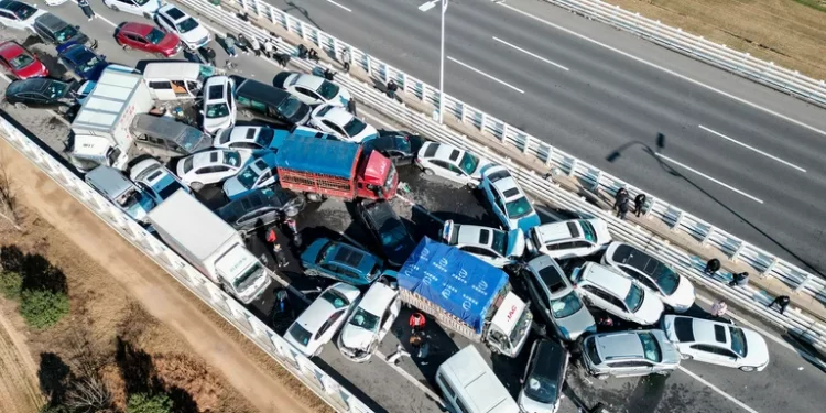 China: un choque múltiple en un puente  dejó un muerto y más de 200 vehículos atascados bajo una intensa niebla