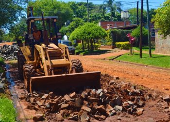 Realizan obras de empedrado y de cordón cuneta en la zona oeste posadeña