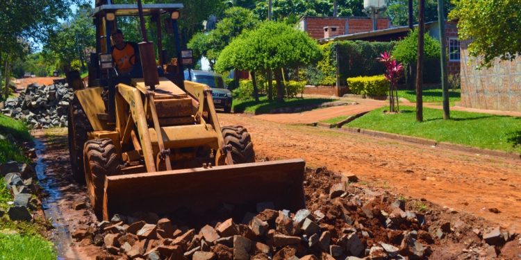 Realizan obras de empedrado y de cordón cuneta en la zona oeste posadeña