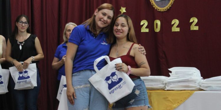 Egresar: más de mil estudiantes retomaron estudios y lograron el título secundario