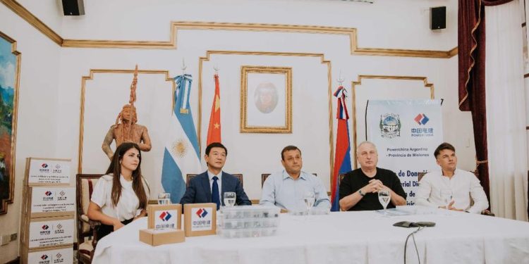 Powerchina entregó kits y sensores a la Escuela de Robótica de Misiones