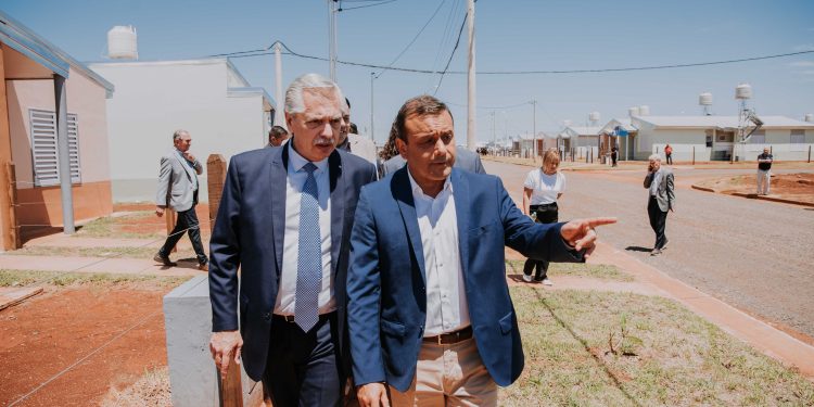 Herrera Ahuad y Alberto Fernández entregaron viviendas en el barrio Itaembé Guazú de Posadas