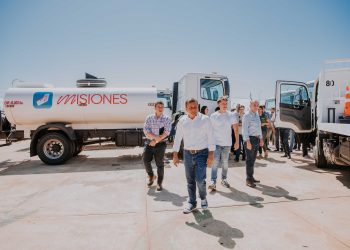 Herrera Ahuad encabezó la entrega de una nueva flota de camiones a municipios misioneros