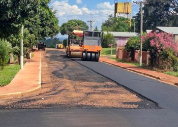 Vialidad ejecuta obras de pavimento y demarcación en Colonia Alberdi