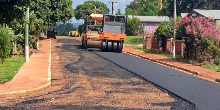 Vialidad ejecuta obras de pavimento y demarcación en Colonia Alberdi