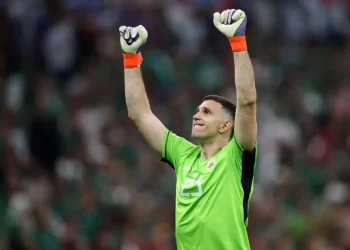 Dibu Martínez fue elegido como el segundo mejor arquero del mundo