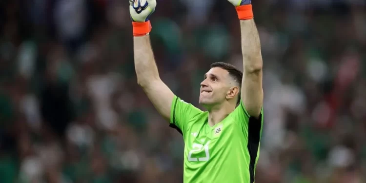 Dibu Martínez fue elegido como el segundo mejor arquero del mundo