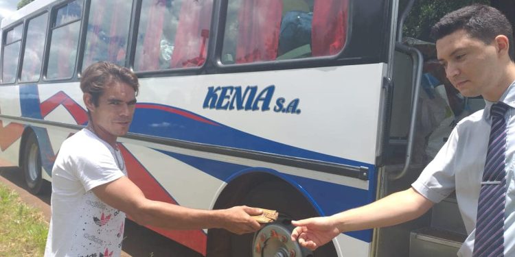 Chofer y guarda encontraron una billetera en el ómnibus, buscaron al dueño y la devolvieron