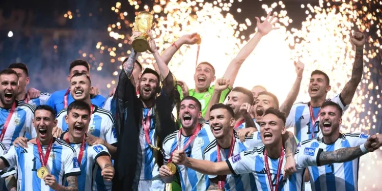El fútbol se erigió como cosa seria y la política como espectáculo trágico