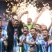 El fútbol se erigió como cosa seria y la política como espectáculo trágico