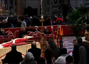 Miles de fieles despiden a Benedicto XVI