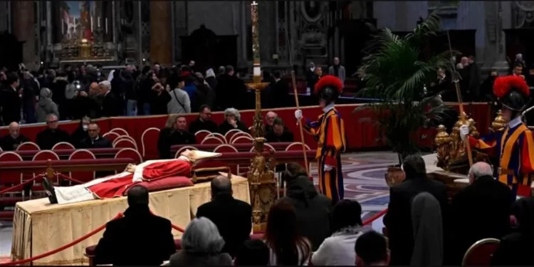 Miles de fieles despiden a Benedicto XVI