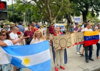 Venezolanos protestaron en Retiro contra la visita de Maduro