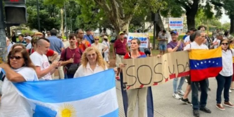 Venezolanos protestaron en Retiro contra la visita de Maduro