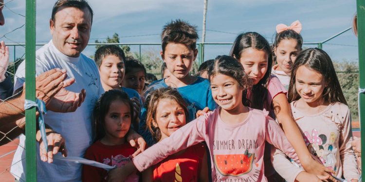 El gobernador inauguró un playón deportivo en Apóstoles