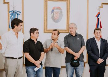El gobernador entregó fondos a municipios para la compra de maquinaria vial