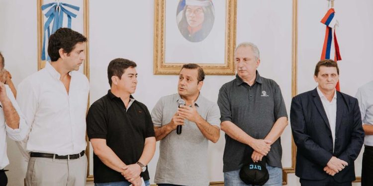 El gobernador entregó fondos a municipios para la compra de maquinaria vial