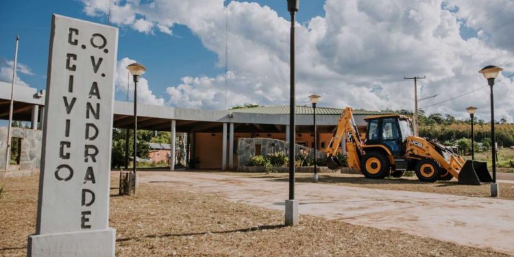 Herrera Ahuad entregó nueva maquinaria vial en Olegario Víctor Andrade