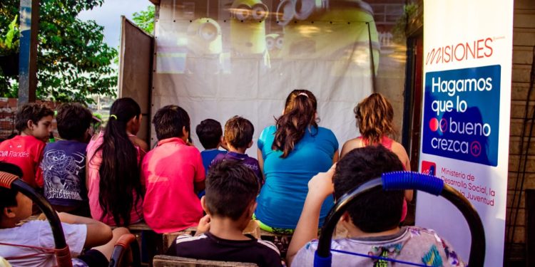 Desarrollo Social suma el Cine Móvil a las actividades territoriales que realiza en los barrios