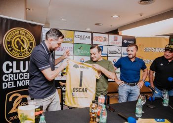 Crucero del Norte tiene nueva indumentaria y el gobernador acompañó la presentación