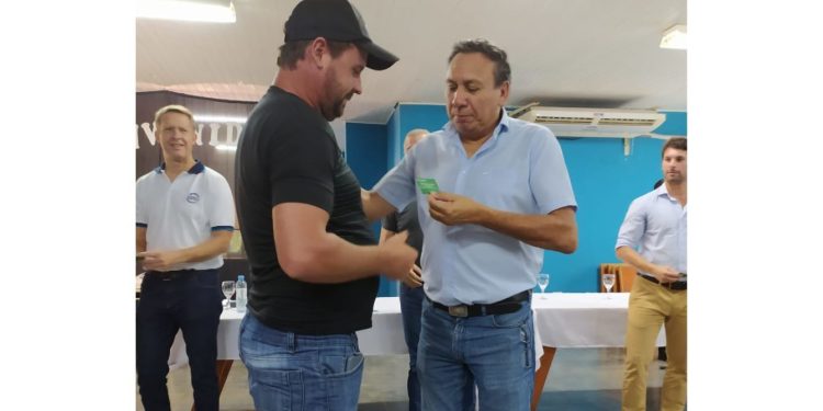 Productores de Campo Ramón recibieron sus carnets de cobertura de salud