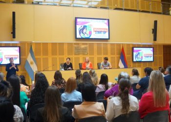Con el propósito de que lideren la economía del futuro, comenzó el Parlamento de la Mujer
