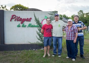 Passalacqua visitó a productor de pitaya en Cerro Azul, la fruta que puede revolucionar la producción misionera