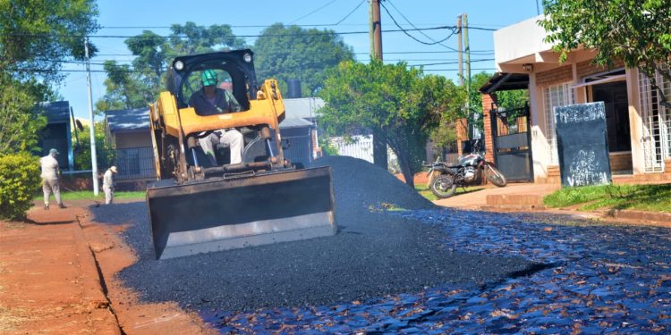 Posadas: asfalto sobre empedrado, iniciaron obras en Itaembé Miní