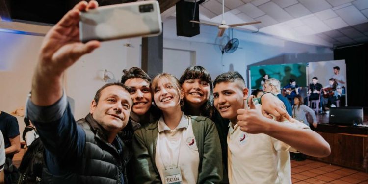 Herrera Ahuad acompañó a estudiantes secundarios en el cierre del programa Scholas Ciudadanía