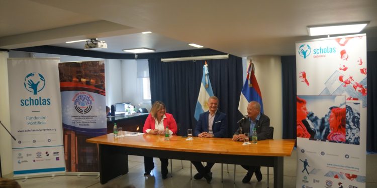Legislatura misionera recibió la visita del presidente mundial de Schollas Ocurrentes