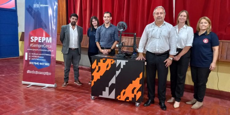 El ISES comenzó la tercera edición de la capacitación para docentes en el uso de los Box Maker