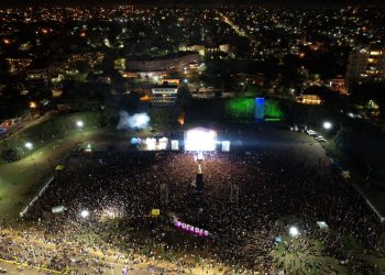 Posadas: Nicki Nicole cautivó al público misionero con un recital a pura buena vibra