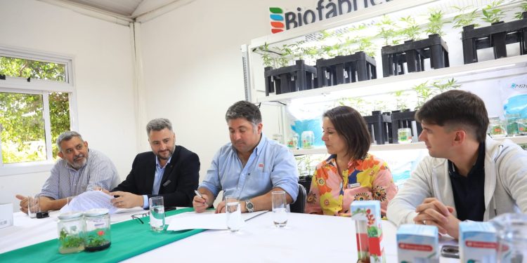 Con la presencia de medios nacionales Biofábrica firmó convenio con INTA