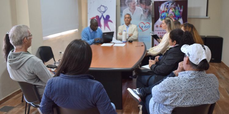 Posadas: primera reunión en la defensoría con la comisión pro-tierra organizado por vecinos del barrio San Lorenzo y representantes del Iprodha