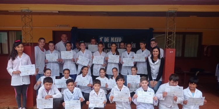 Más de 20 mil estudiantes prometieron su lealtad a la constitución