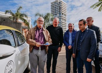 Herrera Ahuad entregó los primeros autos del Programa Ahora Taxi