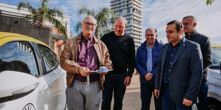 Herrera Ahuad entregó los primeros autos del Programa Ahora Taxi