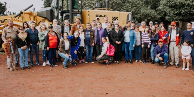 El gobernador entregó maquinaria vial en Tres Capones y felicitó a los misioneros por la jornada de electoral