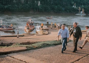 Herrera Ahuad acompañó a la comunidad de la Ciudad de las Cataratas en la peregrinación náutica por el Río Iguazú