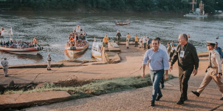 Herrera Ahuad acompañó a la comunidad de la Ciudad de las Cataratas en la peregrinación náutica por el Río Iguazú