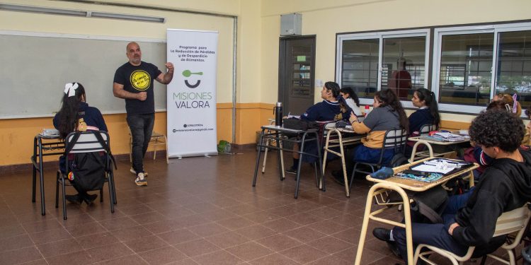El Ministerio de Desarrollo Social brinda charla en escuelas secundarias sobre el desperdicio de alimentos