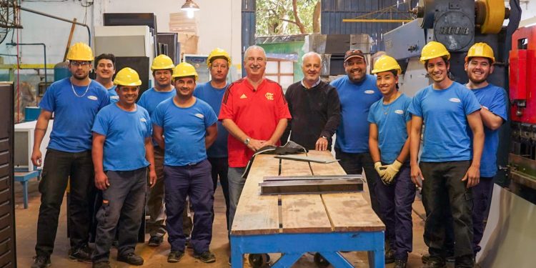 Passalacqua visitó fabricantes de heladeras y los felicitó por «diversificar la industria misionera»