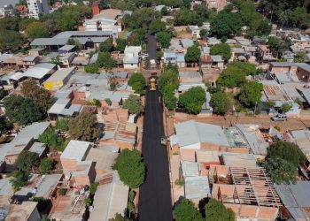 Posadas: importante obra de asfalto se realiza en el barrio Parque Adam