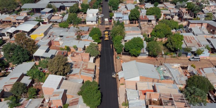 Posadas: importante obra de asfalto se realiza en el barrio Parque Adam