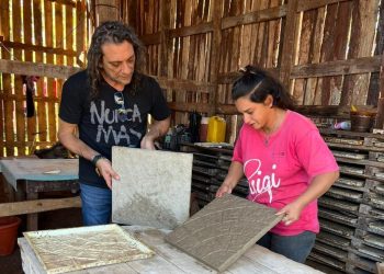 Economía Popular: familia de Candelaria sostiene fábrica de baldosas y requiere ayuda para desarrollar su trabajo